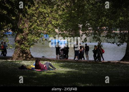 Londra, Regno Unito. 10 maggio 2024. I membri del pubblico si rilassano al sole mattutino a Hyde Park, nel centro di Londra. Il Regno Unito sta attualmente vivendo temperature più calde, che dovrebbero durare nel fine settimana, prima di ulteriori piogge la prossima settimana. Credito fotografico: Ben Cawthra/Sipa USA credito: SIPA USA/Alamy Live News Foto Stock