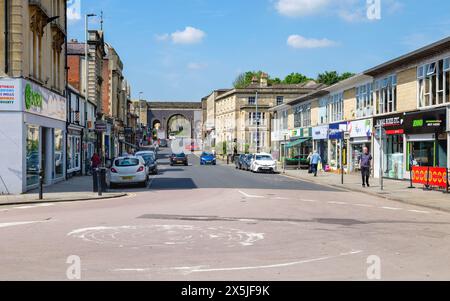 Bridge Street, Chippenham: Una vista che guarda verso New Road e il viadotto di Chippenham, classificato di secondo livello, progettato da Isambard Kingdom Brunel nel 1841 Foto Stock