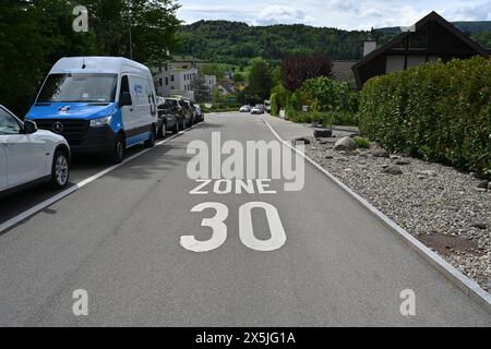 La segnaletica stradale bianca è utilizzata nelle zone a 30 km/h come forma di gestione della velocità sulle strade urbane in alcune giurisdizioni europee. Foto Stock