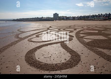 Portobello, Edimburgo, Scozia, Regno Unito. 10 maggio 2024. Neil Walker di Edimburgo ama creare disegni di Land art sulla sabbia bagnata. Quando gli è stato chiesto il titolo di questo lavoro, ha risposto pratica 69. La Land art, conosciuta anche come Earth art, Environmental art e Earthworks, è un movimento artistico che emerse negli anni '1960 e '1970, in gran parte associato alla Gran Bretagna e agli Stati Uniti, ma che include anche esempi provenienti da molti paesi. Temperatura 19 gradi centigradi con luce solare nebulizzata. Credito: Arch White/alamy notizie dal vivo. Foto Stock