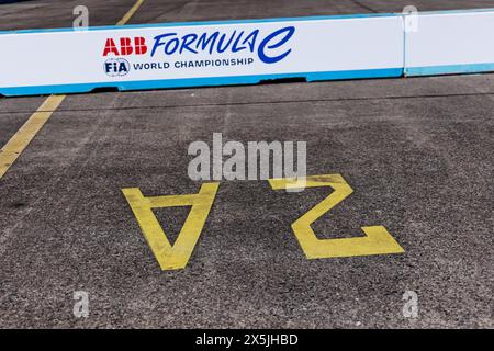 Branding durante l'ePrix di Berlino 2024, 7° incontro del Campionato del mondo ABB FIA Formula e 2023-24, sul circuito di Tempelhof Airport Street dal 10 al 12 maggio 2024 a Berlino, Germania Foto Stock