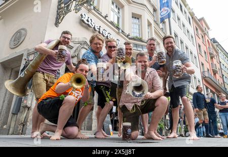 Monaco, Germania. 10 maggio 2024. Il gruppo musicale "LaBrassBanda" presenta il suo nuovo singolo "Goaßnmaß" durante un piccolo tour pomeridiano attraverso i pub di Monaco crediti: Peter Kneffel/dpa/Alamy Live News Foto Stock