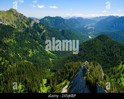 Vista verso grosse Klammspitze e la valle del fiume Ammer. Parco naturale delle Alpi Ammergau (Ammergau Alpen) nelle Alpi calcaree settentrionali dell'alta Baviera, Germania. Foto Stock