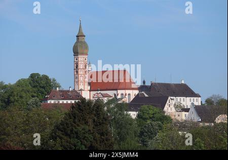 Andechs, Bayern, Deutschland 10. Mai 2024: Hier der Blick auf das bekannte Kloster Andechs Landkreis Starnberg, Benediktinerkloster, Wallfahrtsort, Heiliger Berg, Tourismus, Kloster- und Wallfahrtskirche, Tourismusmagnet, Bier, Biergarten *** Andechs, Baviera, Germania 10 maggio 2024 Ecco una vista del famoso monastero di Andechs nel distretto di Starnberg, monastero benedettino, luogo di pellegrinaggio, montagna sacra, turismo, monastero e chiesa di pellegrinaggio, calamita turistica, birra, birreria all'aperto Foto Stock