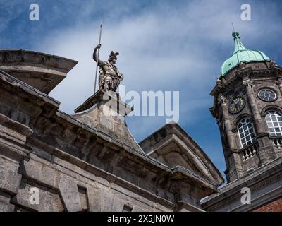 Una scultura seduta sopra la Fortitude Gate con la Bedford Tower visibile, il Castello di Dublino, nel centro di Dublino, in Irlanda. Foto Stock