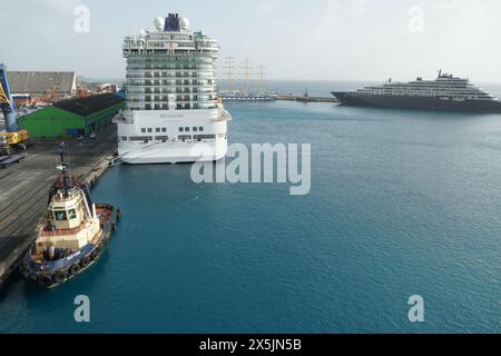 La sezione a poppa della nave da crociera Britannia classe Royal è ormeggiata a Bridgetown, Barbados. Foto Stock