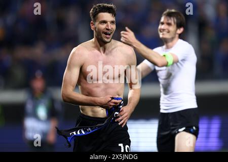 Bergamo, Italia. 9 maggio 2024. Berat Djimsiti dell'Atalanta BC celebra al termine della semifinale di UEFA Europa League contro l'Atalanta BC e l'Olympique de Marseille allo Stadio Gewiss il 9 maggio 2024 a Bergamo. Crediti: Marco Canoniero/Alamy Live News Foto Stock