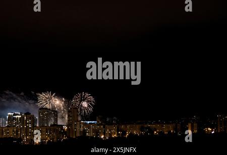 Skyline con fuochi d'artificio che illuminano il cielo sopra l'edificio Foto Stock