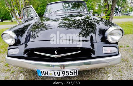 Eging am SEE, Germania. 8 maggio 2024. Presidente della Studebaker nera del 1955. La Studebaker President fu il primo modello automobilistico prodotto dalla Studebaker Corporation. Una tradizionale mostra di oldtimers americani ha iniziato a lavorare nel complesso ricreativo Pullman City nella città di Eging-am-SEE, in Germania. Tradizionalmente, gli appassionati di auto provenienti da Germania, Austria e Svizzera partecipano a questo spettacolo. Quest'anno, una rara auto americana dall'Ucraina è stata presentata per la prima volta. (Foto di Igor Golovniov/SOPA Images/Sipa USA) credito: SIPA USA/Alamy Live News Foto Stock