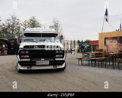 Eging am SEE, Germania. 8 maggio 2024. Chevrolet Chevy VAN G20, 1975. La Chevrolet Van e la GMC G sono veicoli commerciali leggeri prodotti dalla General Motors, dal 1964 al 1996. Una tradizionale mostra di oldtimers americani ha iniziato a lavorare nel complesso ricreativo Pullman City nella città di Eging-am-SEE, in Germania. Tradizionalmente, gli appassionati di auto provenienti da Germania, Austria e Svizzera partecipano a questo spettacolo. Quest'anno, una rara auto americana dall'Ucraina è stata presentata per la prima volta. (Foto di Igor Golovniov/SOPA Images/Sipa USA) credito: SIPA USA/Alamy Live News Foto Stock