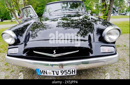 Eging am SEE, Germania. 8 maggio 2024. Presidente della Studebaker nera del 1955. La Studebaker President fu il primo modello automobilistico prodotto dalla Studebaker Corporation. Una tradizionale mostra di oldtimers americani ha iniziato a lavorare nel complesso ricreativo Pullman City nella città di Eging-am-SEE, in Germania. Tradizionalmente, gli appassionati di auto provenienti da Germania, Austria e Svizzera partecipano a questo spettacolo. Quest'anno, una rara auto americana dall'Ucraina è stata presentata per la prima volta. Credito: SOPA Images Limited/Alamy Live News Foto Stock