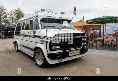 Eging am SEE, Germania. 8 maggio 2024. Chevrolet Chevy VAN G20, 1975. La Chevrolet Van e la GMC G sono veicoli commerciali leggeri prodotti dalla General Motors, dal 1964 al 1996. Una tradizionale mostra di oldtimers americani ha iniziato a lavorare nel complesso ricreativo Pullman City nella città di Eging-am-SEE, in Germania. Tradizionalmente, gli appassionati di auto provenienti da Germania, Austria e Svizzera partecipano a questo spettacolo. Quest'anno, una rara auto americana dall'Ucraina è stata presentata per la prima volta. Credito: SOPA Images Limited/Alamy Live News Foto Stock