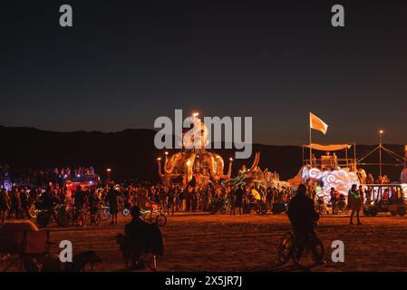 Vivace Festival della musica e dell'arte con installazione di Octopus nel Desert Twilight Foto Stock