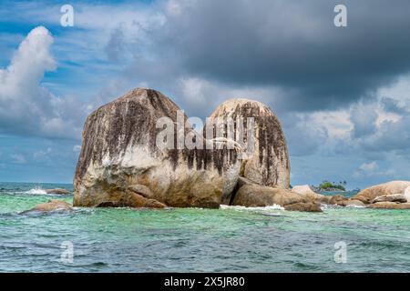 Rocce di granito che sporgono dall'oceano, Belitung Island al largo della costa di Sumatra, Indonesia, Sud-est asiatico, Asia Copyright: MichaelxRunkel 1184-1082 Foto Stock
