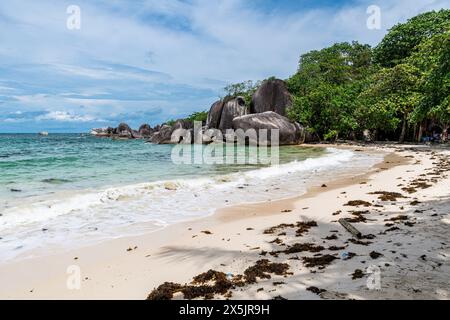 Enormi rocce granitiche sulla spiaggia di Tanjung Kelayang, l'isola di Belitung al largo della costa di Sumatra, Indonesia, Sud-est asiatico, Asia Copyright: MichaelxRunkel 1184 Foto Stock