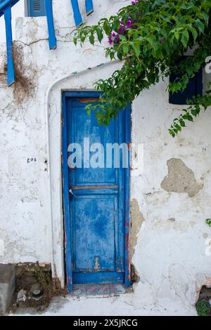 Grecia, Mykonos. Una porta blu a Mykonos. Foto Stock