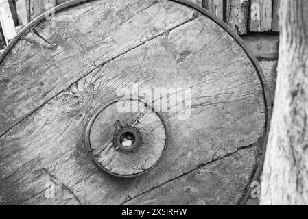 Ruota di un carro agricolo di legno a Geyre in Turkiye Foto Stock