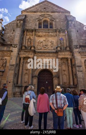 Turisti di fronte alla Sacra Cappella del Salvatore del mondo, tempio costruito sotto il patrocinio di Francisco de los Cobos come pantheon, Úbeda, Jaén prov Foto Stock