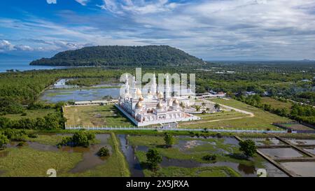 Aerial of Sultan Hassanal Bolkiah Masjid, Cotabato City, Bangsamoro Autonomous Region in Muslim Mindanao, Filippine, Sud-est asiatico, Asia Copyright: Foto Stock