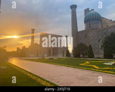 Piazza Registan al tramonto a Samarcanda, Uzbekistan e l'antica città sulla via della seta piena di Islam antico, architettura e cultura storiche. Foto Stock