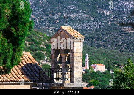 Nafplio, Grecia. Balcone in ferro battuto, campanile in pietra calcarea e tetto in piastrelle rosse. Foto Stock