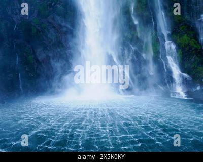 Cascata su Milford Sound, Parco Nazionale Fiordland, te Wahipounamu, Patrimonio Mondiale dell'Umanità dell'UNESCO, Isola del Sud, nuova Zelanda, Pacifico Copyright: Melissa Foto Stock