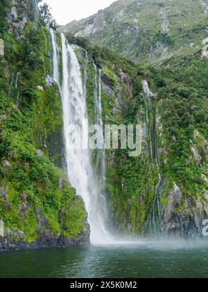 Cascata su Milford Sound, Parco Nazionale Fiordland, te Wahipounamu, Patrimonio Mondiale dell'Umanità dell'UNESCO, Isola del Sud, nuova Zelanda, Pacifico Copyright: Melissa Foto Stock