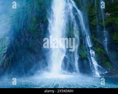 Cascata su Milford Sound, Parco Nazionale Fiordland, te Wahipounamu, Patrimonio Mondiale dell'Umanità dell'UNESCO, Isola del Sud, nuova Zelanda, Pacifico Copyright: Melissa Foto Stock