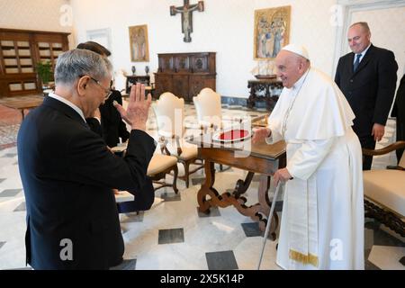 Vaticano, Vaticano. 10 maggio 2024. **NO LIBRI** Italia, Roma, Vaticano, 2024/5/10. Papa Francesco riceve in udienza privata il Sig. Minoru Harada, presidente della Fondazione Soka Gakkai in Vaticano Fotografia dei media Vaticani / Catholic Press Photo. LIMITATA ALL'USO EDITORIALE, NON MARKETING, NON CAMPAGNE PUBBLICITARIE. Credito: Agenzia fotografica indipendente/Alamy Live News Foto Stock