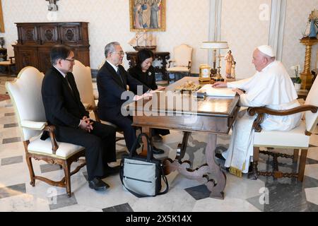 Vaticano, Vaticano. 10 maggio 2024. **NO LIBRI** Italia, Roma, Vaticano, 2024/5/10. Papa Francesco riceve in udienza privata il Sig. Minoru Harada, presidente della Fondazione Soka Gakkai in Vaticano Fotografia dei media Vaticani / Catholic Press Photo. LIMITATA ALL'USO EDITORIALE, NON MARKETING, NON CAMPAGNE PUBBLICITARIE. Credito: Agenzia fotografica indipendente/Alamy Live News Foto Stock