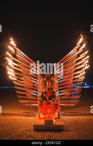 Spettacolare scena notturna nel deserto con una sedia decorata Foto Stock