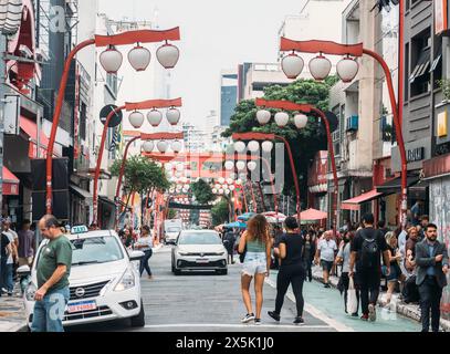 Vista della strada principale nel quartiere di Liberdade, sede di gran parte della comunità giapponese del Brasile, San Paolo, Brasile, Sud America Copyright: A. Foto Stock