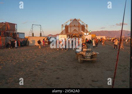 Festival della musica nel deserto scena al tramonto, vibrazioni artistiche Foto Stock