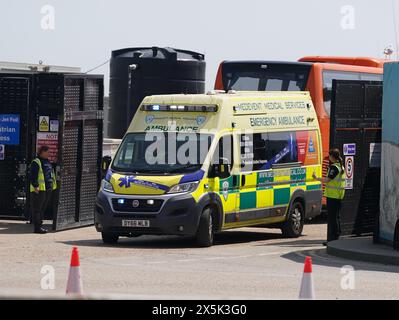 RITRASMESSA CON LA DATA CORRETTA DELLA FOTO SCATTATA Un'ambulanza parte sotto luci blu dal complesso delle forze di confine di dover, Kent, dopo gli attraversamenti dei migranti. Data foto: Venerdì 10 maggio 2024. Foto Stock