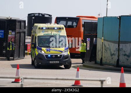 RITRASMESSA CON LA DATA CORRETTA DELLA FOTO SCATTATA Un'ambulanza parte sotto luci blu dal complesso delle forze di confine di dover, Kent, dopo gli attraversamenti dei migranti. Data foto: Venerdì 10 maggio 2024. Foto Stock