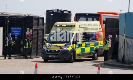 RITRASMESSA CON LA DATA CORRETTA DELLA FOTO SCATTATA Un'ambulanza parte sotto luci blu dal complesso delle forze di confine di dover, Kent, dopo gli attraversamenti dei migranti. Data foto: Venerdì 10 maggio 2024. Foto Stock