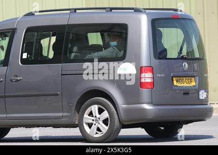 RITRASMESSO CON LA DATA CORRETTA DELLA FOTO SCATTATA persone ritenute migranti che partono in taxi dal complesso delle forze di frontiera di dover, Kent, dopo i piccoli attraversamenti in barca nel Canale di venerdì. Data foto: Venerdì 10 maggio 2024. Foto Stock