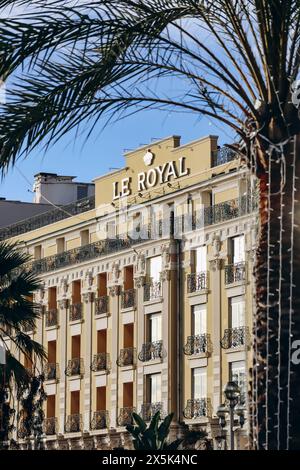 Nizza, Francia - 12 novembre 2023: Facciata del famoso hotel storico le Royal a Nizza sulla Promenade des Anglais. Foto Stock