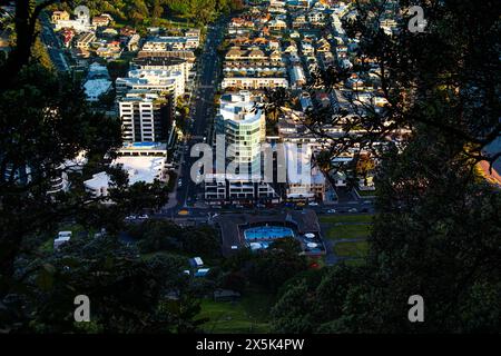 Vista aerea dal Monte Maunganui dell'hotel e dell'area residenziale alla luce della sera, Tauranga, Bay of Plenty, North Island, nuova Zelanda, copyright Pacifico Foto Stock