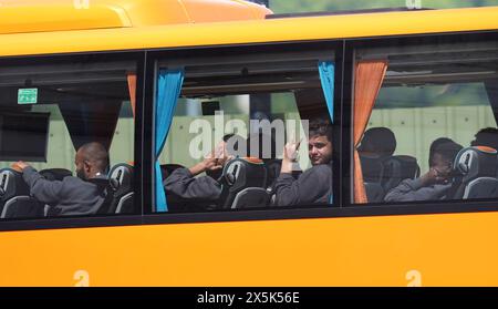 RITRASMESSO CON LA DATA CORRETTA DELLA FOTO SCATTATA persone ritenute migranti in partenza in autobus dal complesso delle forze di frontiera di dover, Kent, dopo i piccoli attraversamenti in barca nel Canale di venerdì. Data foto: Venerdì 10 maggio 2024. Foto Stock