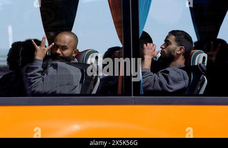 RITRASMESSO CON LA DATA CORRETTA DELLA FOTO SCATTATA persone ritenute migranti in partenza in autobus dal complesso delle forze di frontiera di dover, Kent, dopo i piccoli attraversamenti in barca nel Canale di venerdì. Data foto: Venerdì 10 maggio 2024. Foto Stock