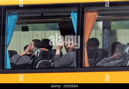 RITRASMESSO CON LA DATA CORRETTA DELLA FOTO SCATTATA persone ritenute migranti in partenza in autobus dal complesso delle forze di frontiera di dover, Kent, dopo i piccoli attraversamenti in barca nel Canale di venerdì. Data foto: Venerdì 10 maggio 2024. Foto Stock