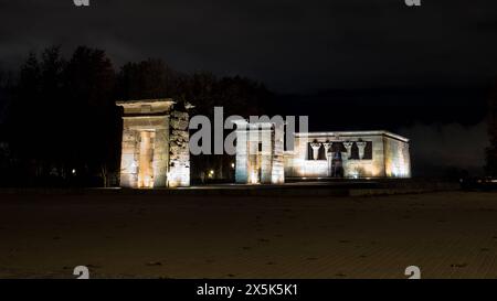 Vista dell'antico tempio nubiano di Debod, smantellato come parte della campagna internazionale per salvare i monumenti della Nubia, ricostruito nel Parque de la M. Foto Stock