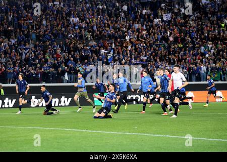 Bergamo, Italia. 9 maggio 2024. I giocatori dell'Atalanta BC festeggiano al termine della semifinale di UEFA Europa League contro l'Atalanta BC e l'Olympique de Marseille allo Stadio Gewiss il 9 maggio 2024 a Bergamo. Crediti: Marco Canoniero/Alamy Live News Foto Stock