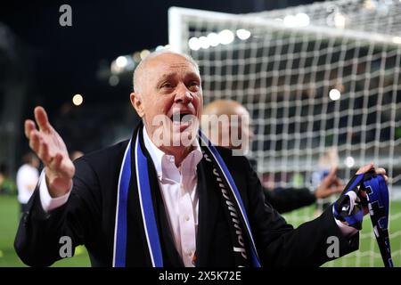 Bergamo, Italia. 9 maggio 2024. Antonio Percassi presidente dell'Atalanta BC celebra al termine della semifinale di UEFA Europa League contro l'Atalanta BC e l'Olympique de Marseille allo Stadio Gewiss il 9 maggio 2024 a Bergamo. Crediti: Marco Canoniero/Alamy Live News Foto Stock