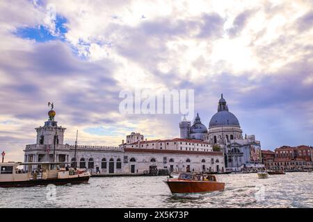 Venezia, Italia. Il taxi d'acqua naviga lungo il Canal grande passando per San Giorgio maggiore. (Solo per uso editoriale) Foto Stock