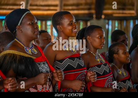 Vista dello spettacolo musicale e di danza Swazi, Mantenga Cultural Village, un tradizionale insediamento Eswatini, Malkerns, Eswatini, Africa Copyright: Frankx Foto Stock