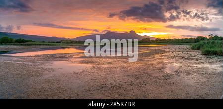 Vista del lago Jet e del monte Ubombo dal Ghost Mountain Inn all'alba, Mkuze, provincia di KwaZulu-Natal, Sudafrica, Africa Copyright: FrankxFell 844 Foto Stock