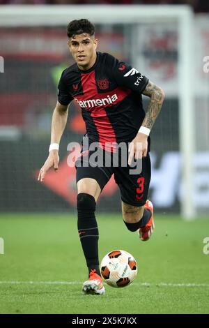 LEVERKUSEN, GERMANIA - 9 MAGGIO: Piero Hincapie del Bayer Leverkusen corre con un pallone durante la semifinale di UEFA Europa League 2023/24 contro il Bayer 04 Leverkusen e LA Roma alla BayArena il 9 maggio 2024 a Leverkusen, Germania. © diebilderwelt / Alamy Stock Foto Stock