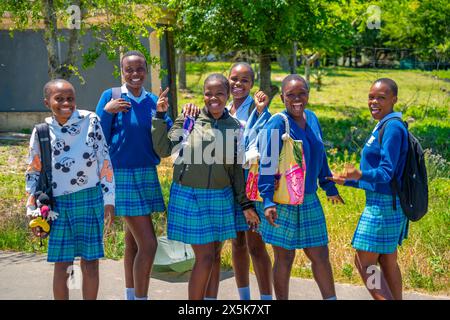 Veduta delle studentesse che sorridono per la macchina fotografica nel tradizionale villaggio Zulu, Veyane Cultural Village, Khula, Khula Village, KwaZulu-Natal Province, Afri sud Foto Stock